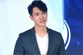 吴尊穿西装难掩好身材，肌肉线条明显，搭配板鞋休闲感十足图片