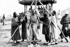 清末刑罚现场实拍，图2站笼犯人很像吴秀波，图5义和团成员被凌迟图片