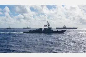 美国接连在菲律宾海域进行双航母演习 专家：表面闹得欢 实则外强中干图片