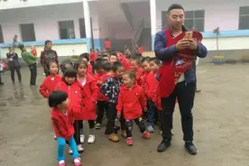 80后乞丐校长王龙羽，放弃公职回家乡，靠捡破烂、乞讨建公益学校图片