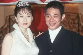 和黄秋燕生有两个女儿的李连杰，为何最后娶了利智？图片