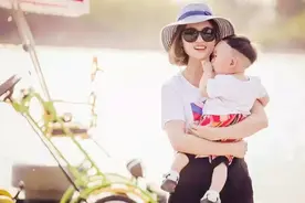 二胎宝妈一人带大俩娃，没影响自己睡懒觉，四点小经验值得你学习图片