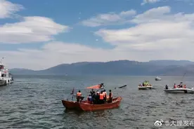 大理一直升机坠入洱海，目击人员：事情发生后，当地村民自发救援图片