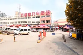 路过武汉城区万国摩托车市场：遍布铁驴子，亲民的通勤工具人气旺图片