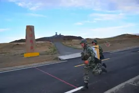 山地定向越野！来看边防兵哥哥们的极限武装奔袭图片