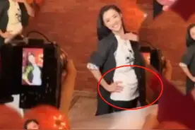 张柏芝衣着宽松小腹凸起，三胎生父不明，四胎传闻又起，放过她吧图片