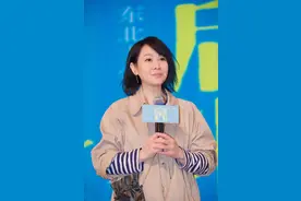 刘若英穿搭越来越时髦！卡其色风衣搭配红色阔腿裤，美成一幅画图片