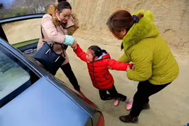 女孩承受着全家人的“拳脚相加”，面对这些，她没有流一滴眼泪图片