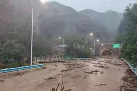 遭遇特大暴雨，这一高速因泥石流导致交通中断！请注意规划路线图片