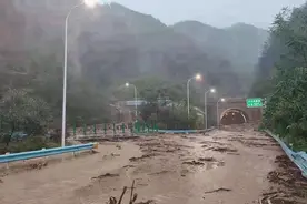 遭遇特大暴雨，这一高速因泥石流导致交通中断！请注意规划路线图片