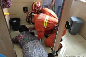 尴尬！为捞金项链，杭州一大妈手臂被卡厕所蹲坑下水道「杭州交通918资讯」图片
