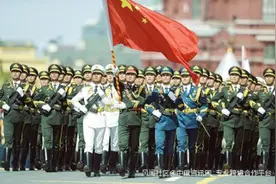 响彻红场！解放军三军仪仗队在俄高歌《强军战歌》图片