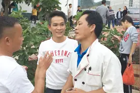 小伙参加农村满月酒席，热情好客的场面太热闹了视频封面