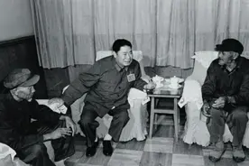 农村老人自称是红军团长，没人相信，43年后开国上将亲自给他证明图片