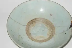 泥水匠把一只破碗和一根筷子埋进了东家的砖墙里……图片