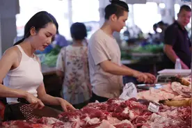 26岁美女领着两个帅弟弟卖猪肉，摊位前总是排满人，看咋回事图片