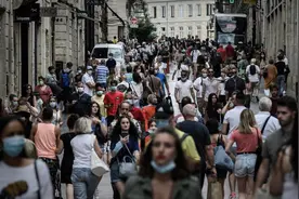 印度妇女因新冠去世，遗体在火化时遭200多人反对：她是低种姓图片