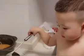 一岁半萌娃成为家中“主厨”，拿手菜是炒鸡蛋，看后想去蹭饭图片