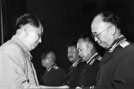 解放军为何取消军衔制，88年为何又恢复军衔制？图片