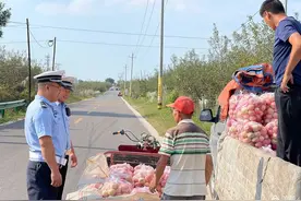 丰收路上我们一直在！宜川交警为果农保驾护航图片