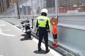 狼妈太奇葩！把儿子扔在高架跑步当惩罚图片