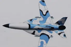 苏-47重生？俄军新型无人机亮相，前掠机翼夺人眼球图片