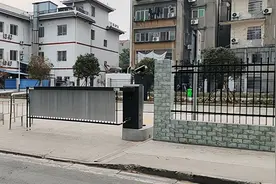 荆州古城内陆续改建公共临时停车场图片
