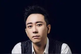 当年为何要拜影视演员侯耀华为师 脱口秀演员王自健就说了两个字图片