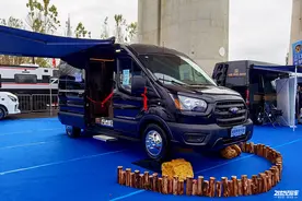 猛禽同款3.5T双涡轮发动机配10AT变速箱！进口福特全顺四驱商旅车图片