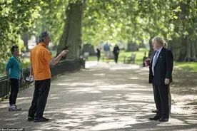 英首相穿公园上班，被散步者指点；民众扎堆晒太阳，警方称斗不过图片