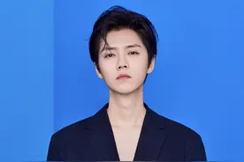 鹿晗今年好喜欢V领西装，看着性感穿着霸气，真是个奇怪的帅男人图片