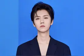 鹿晗今年好喜欢V领西装，看着性感穿着霸气，真是个奇怪的帅男人图片