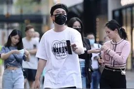 王思聪在成都夜店再现大手笔！8万8的黑桃A神龙套就开了两个图片