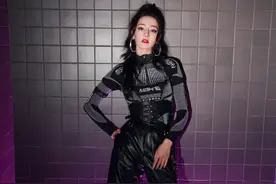 迪丽热巴厉害了，把人人“敬畏”的皮裤穿出时尚感，让人眼前一亮图片