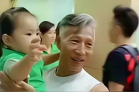 60岁爷爷幼儿园接孙女，颜值成众人焦点，身材令年轻爸妈们脸红图片