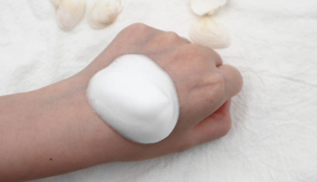 温和不刺激的洁面泡沫，男女都可用