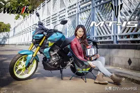 女孩子试驾雅马哈MT-15摩托车，称为黑暗小武神图片