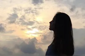 深夜，她出差提前回家，吓得与丈夫睡在一起的那个女人当场晕厥图片