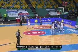 前NBA球员塔瓦雷斯在非洲篮球锦标赛中扣碎篮板图片