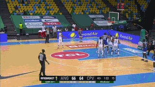 前NBA球员塔瓦雷斯在非洲篮球锦标赛中扣碎篮板图片
