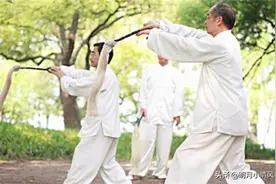秘练轻功，40公斤铁砂衣穿3年，身轻如燕能飞檐走壁，他是谁？图片