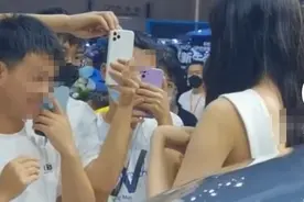 美女车模遭超近距离拍摄，高出众男人一个头，曝车模出场费达百万图片