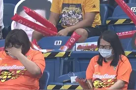 中国男篮遭重创！易建联无对抗倒地，被搀扶离场，广东女球迷痛哭图片
