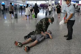 咬我没事，不能让他咬舌头图片