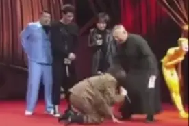 95后女星当众给郭德纲下跪，吓得后者一抖，伏脚边被骂没自尊图片
