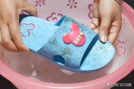 不管拖鞋多脏多黑，教你一招，拖鞋立马干净如新，省时又省力图片