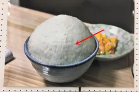 这碗饭的每粒米都被日本人叠得整整齐齐，我就想知道怎么下筷子图片