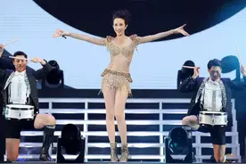 绝色莫文蔚，穿DG服饰演绎《2021妇女新知》，是冒天下之大不韪图片