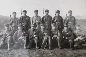 驻守“高山红哨”老兵50年后再相聚，应到13人，实到13人图片