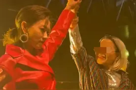 38岁万茜半夜现身酒吧嗨玩，动作娴熟好忘我，丈夫神秘身份曝光图片